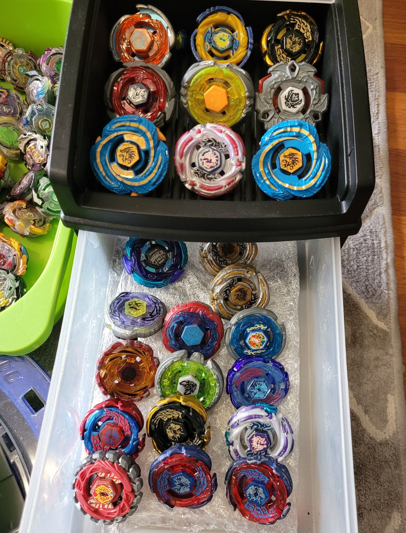 Enorme Coleção de Beyblades a venda