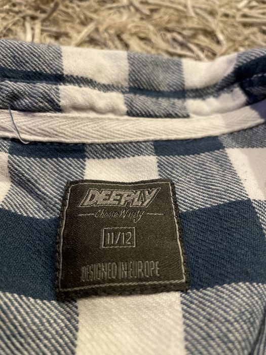 Camisa azul e branca