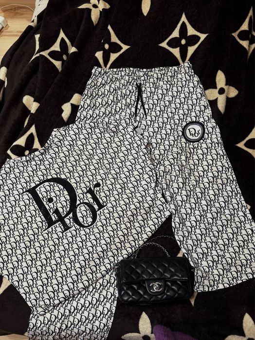 Продам костюм Dior