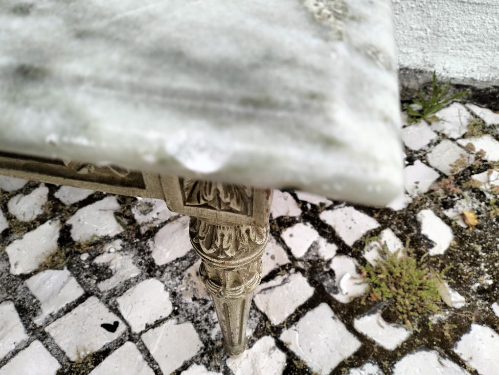 Mesa de centro em madeira trabalhada com tampo em pedra  mármore