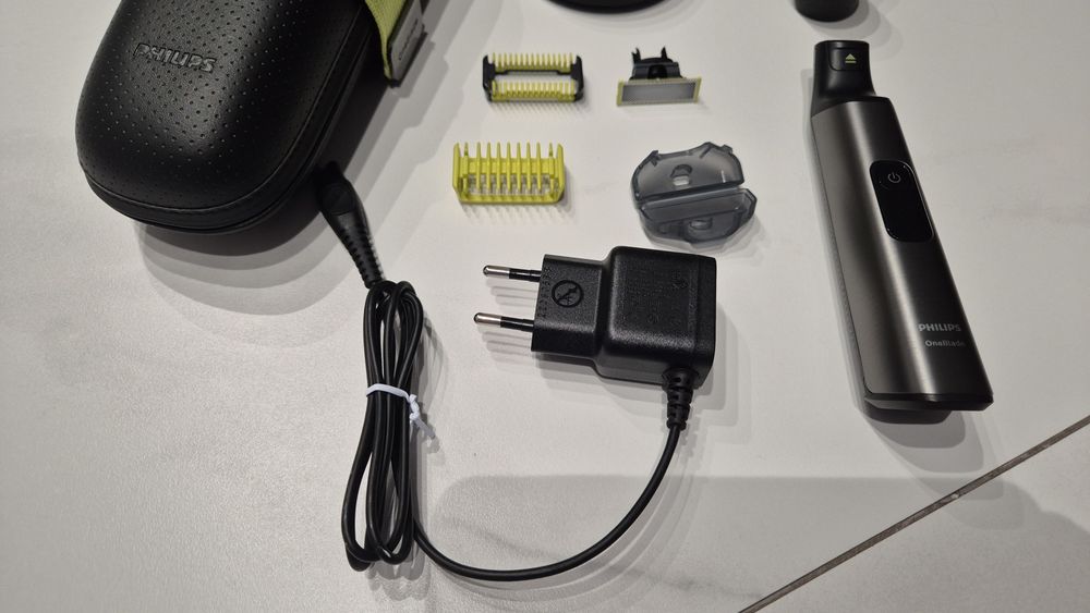 Golarka Philips OneBlade Pro 360 nasadki podstawka ładująca etui