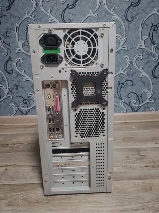 Компьютер Delux.