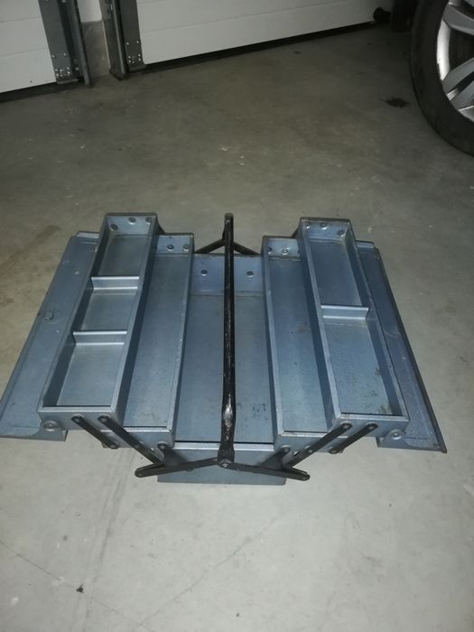 Metalowa skrzynka na narzędzia