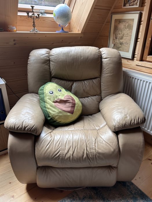 Skorzany fotel bujany, rozkladany