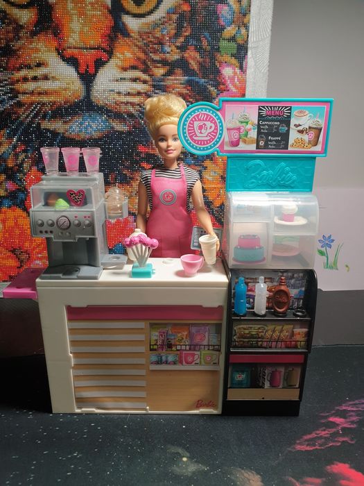 BARBIE Zestaw Coffie Shop Kawiarenka Lalka Barmanka Baristka Kelnerka