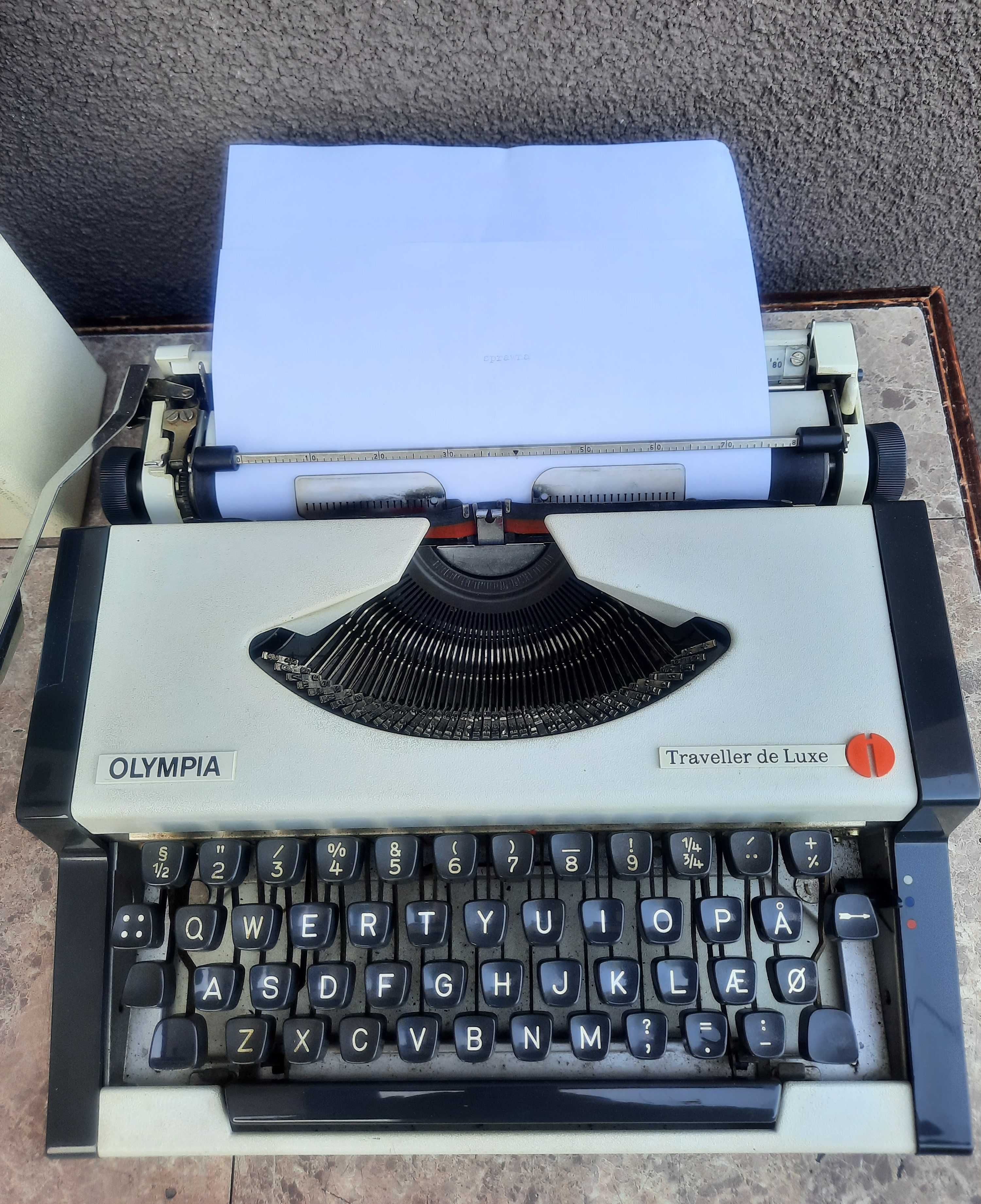 Stara maszyna do pisania Olympia Traveller de Luxe