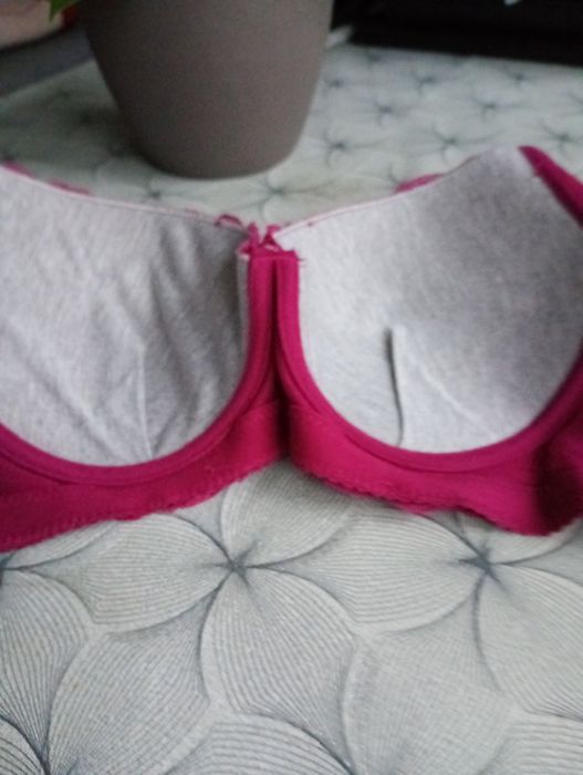 Dwa biustonosze damskie bordowy i biały z czarnym