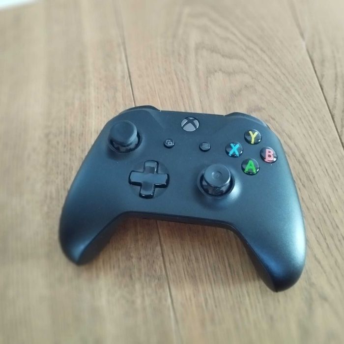Xbox One + dwa pady + Kinect