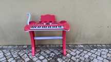 Piano criança a funcionar
