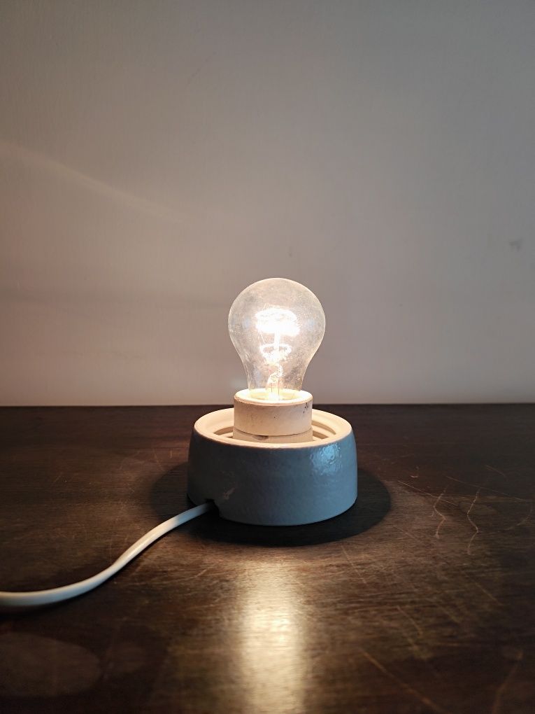 Lampa ze szklanym kloszem i porcelanową oprawką PRL sprawna