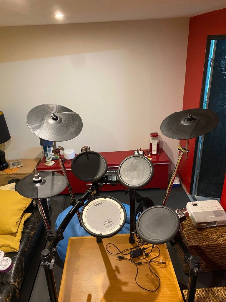 Bateria Roland TD-4 e Amplificador V-Drums