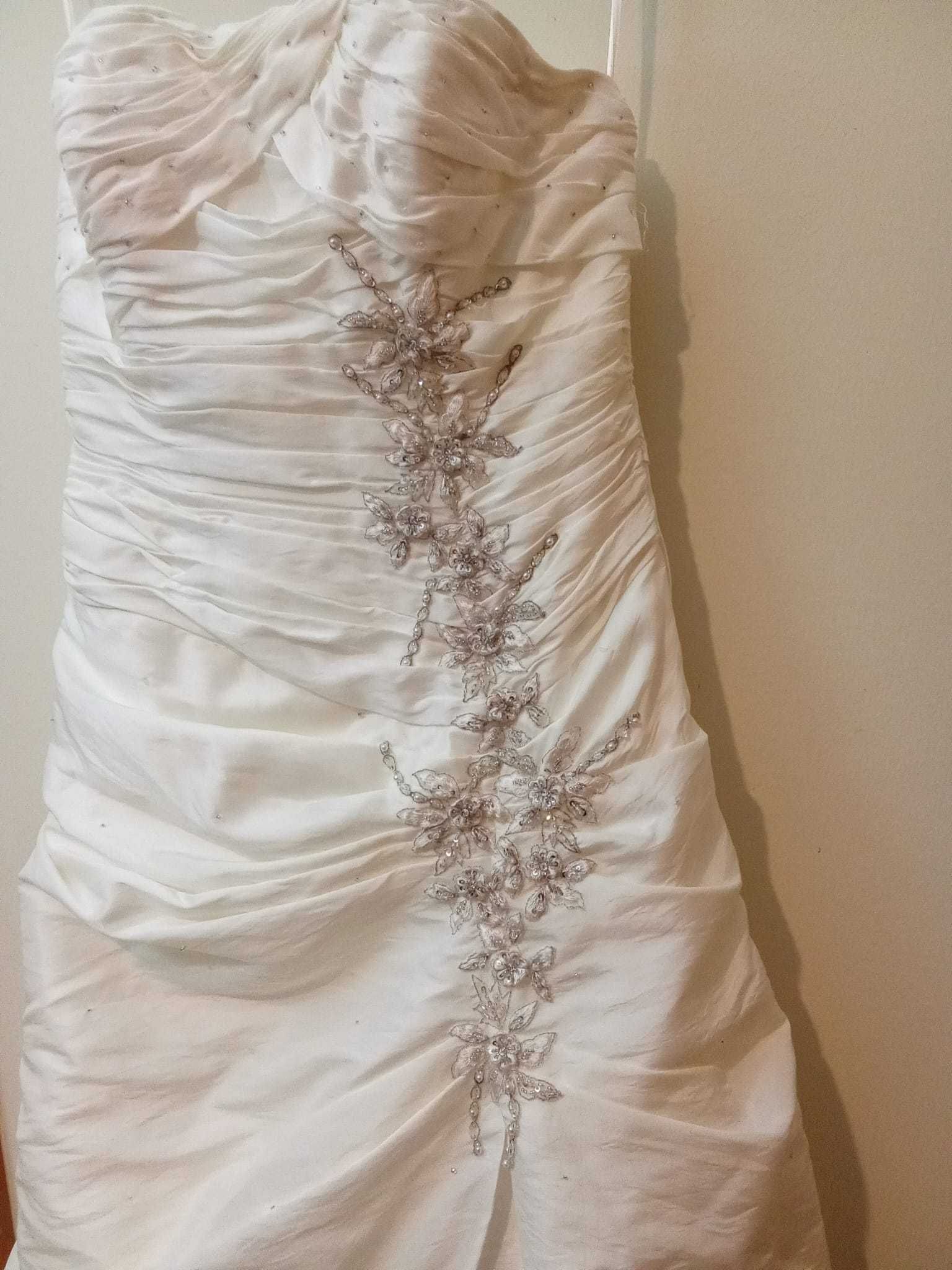 Vestido de Noiva Diva, silhueta de modelo com Corte "cai-cai"