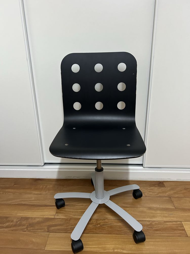 Cadeira preta do Ikea