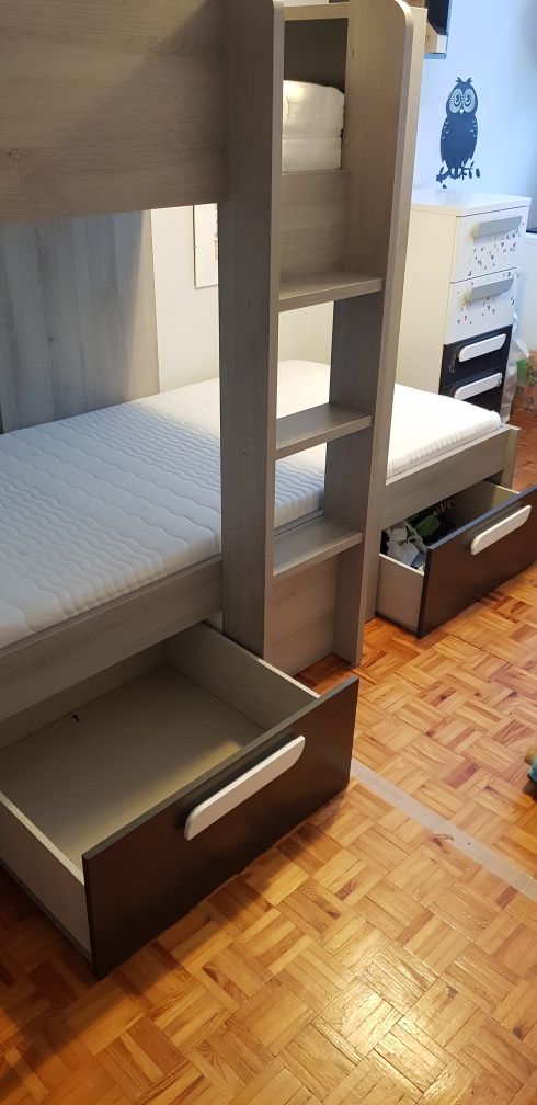 Łożko piętrowe z szafą i szufladami Trasman, hiszpańskiej
