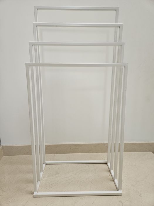 Biały stojący wieszak na 4 ręczniki