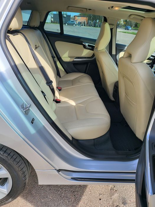 Volvo V60 2016 2.0. Бензин