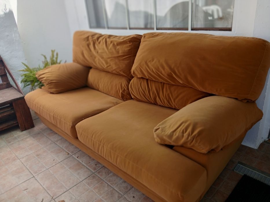 Sofá de três lugares.