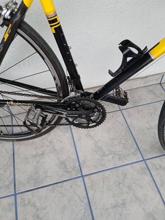 rower szosowy z prostą kierownicą trekking btwinn Shimano deore