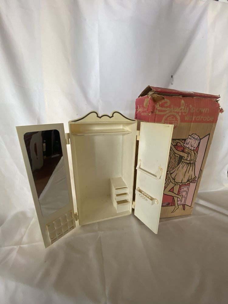 Mobilia de quarto da boneca Sindy