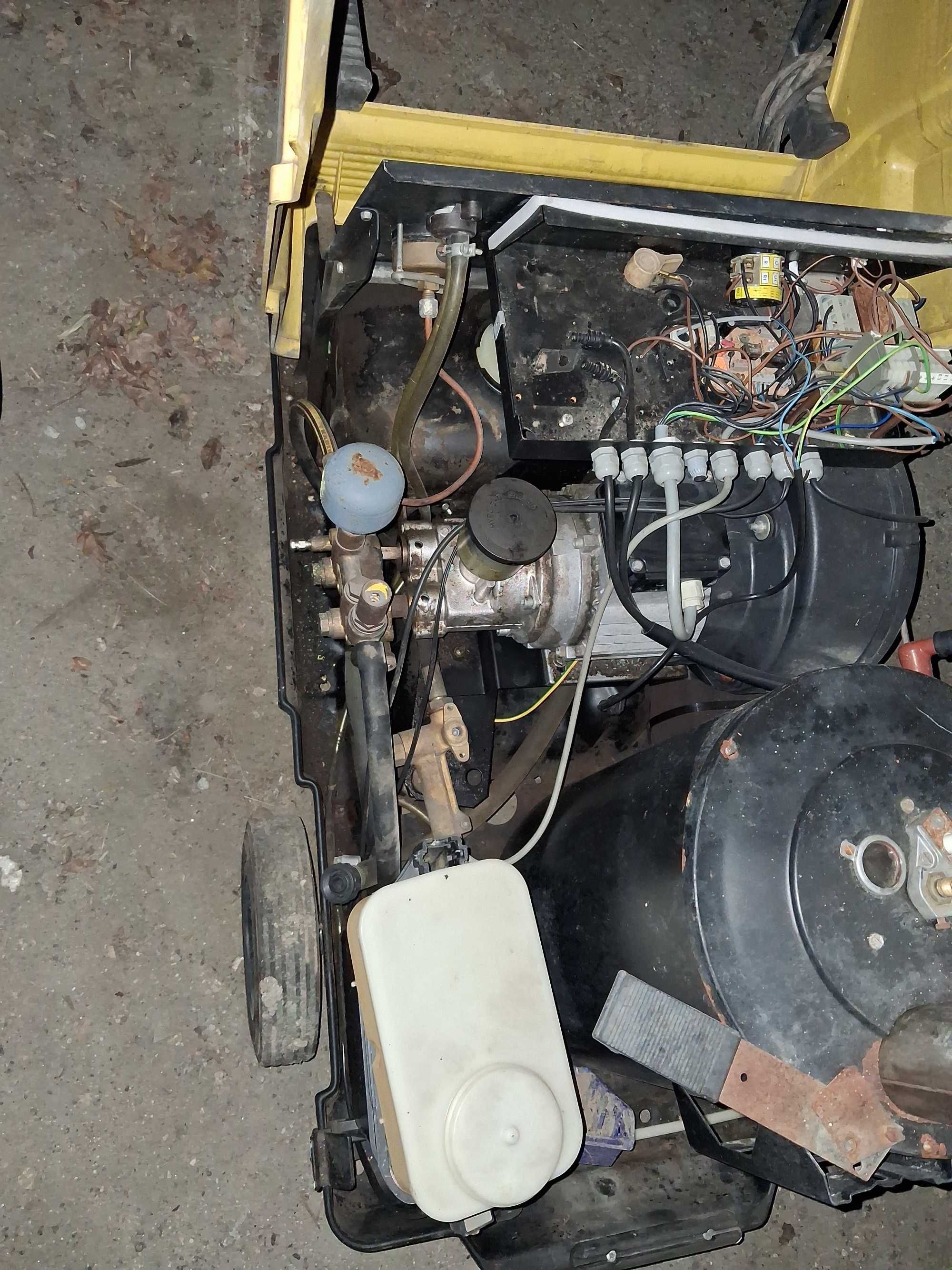 Myjka ciśnieniowa Karcher Hds 690 na ciepłą wodę