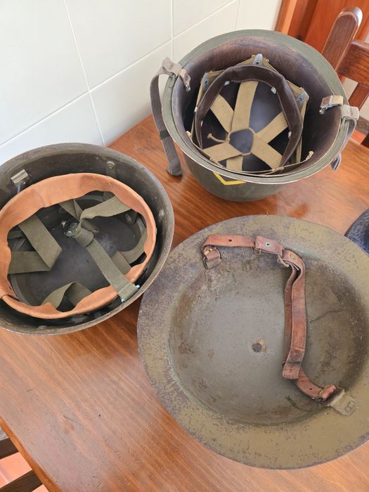 Vários capacetes de variadas guerras