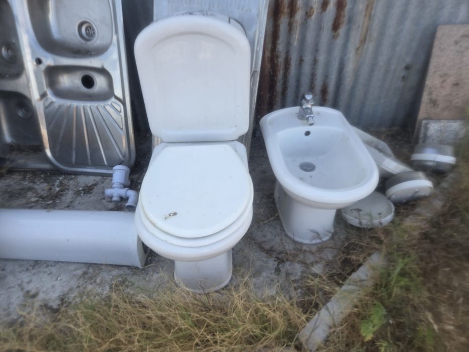 Conjunto de casa de banho bidé, sanita e lavatório