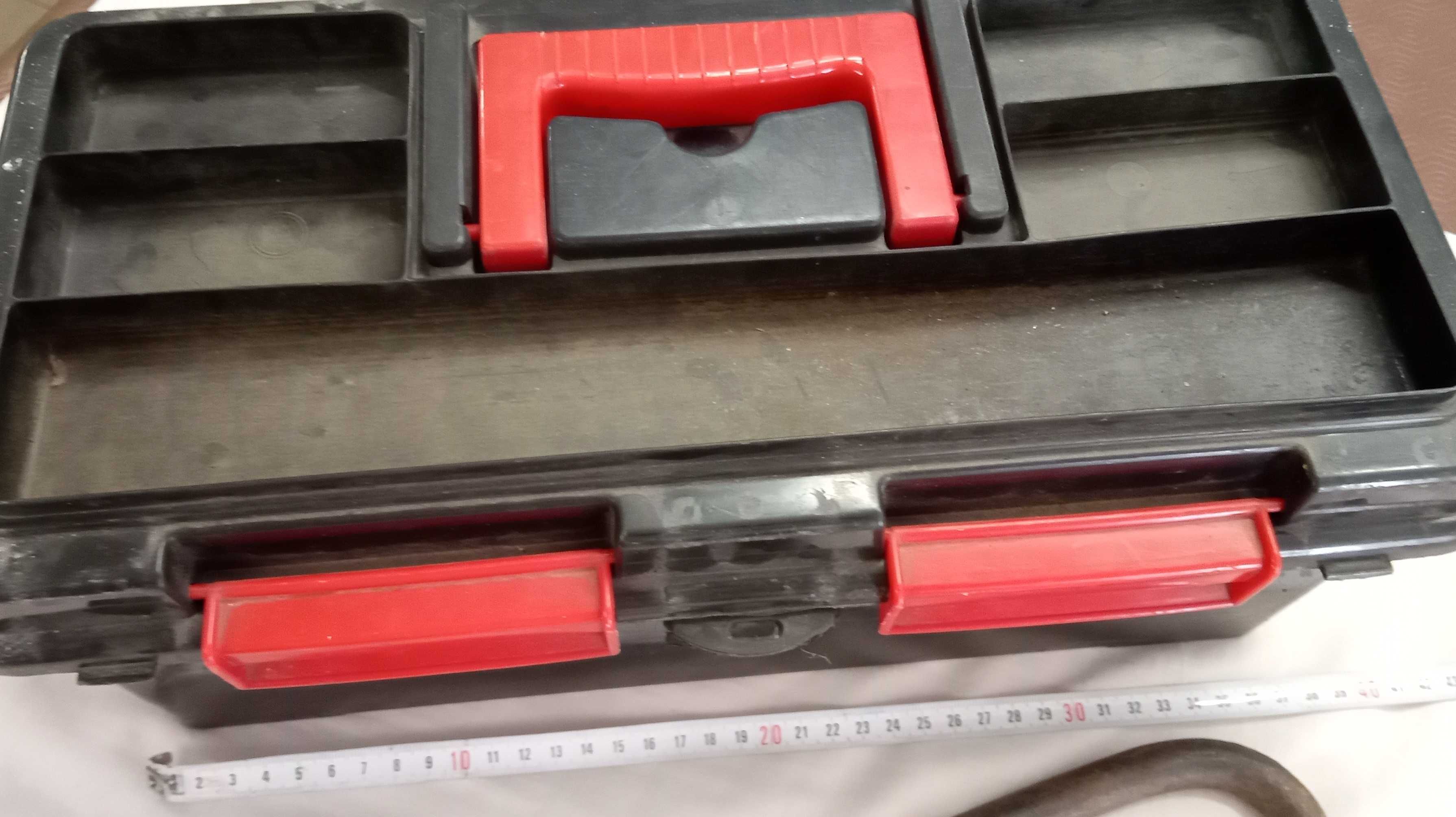 Mala ferramentas, Escoparo, Arranca pregos e Fita de 3 m, tudo por 5€