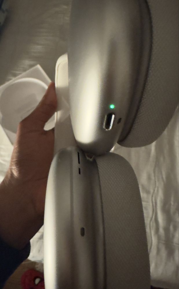 AirPods Max Ligthining