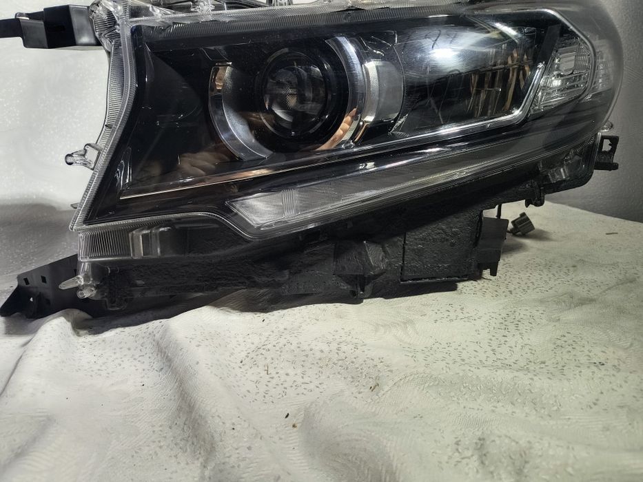 Lampa lewa FULL LED Toyota Land Cruiser Europa przód