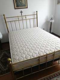 Cama metal dourado, 1,40 X 1,90m, com colchão Molaflex