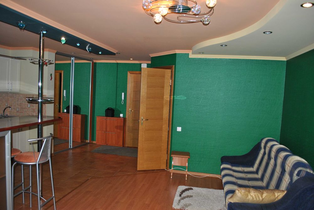 Однокімнатна центр  Небесноі Сотні  8000 + КП