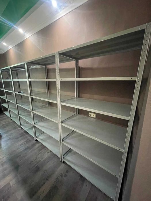 Стелажі на болтах - універсальні.