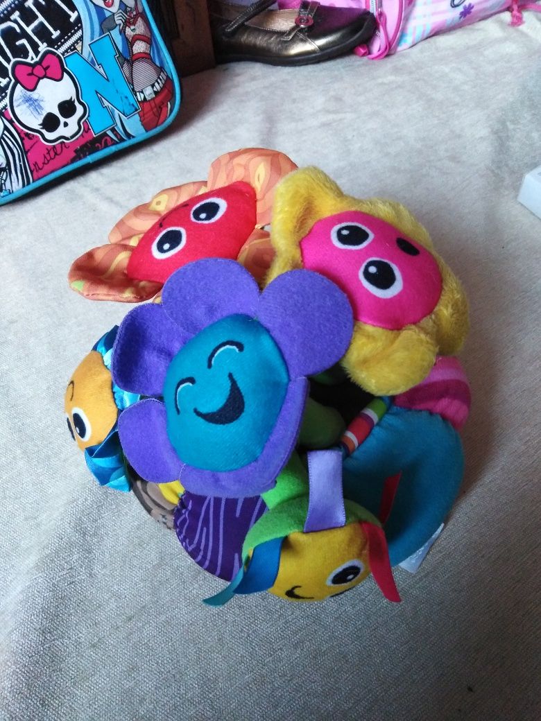Grające kwiaty - PLUSZOWY OGRÓD marki Lamaze 6m+