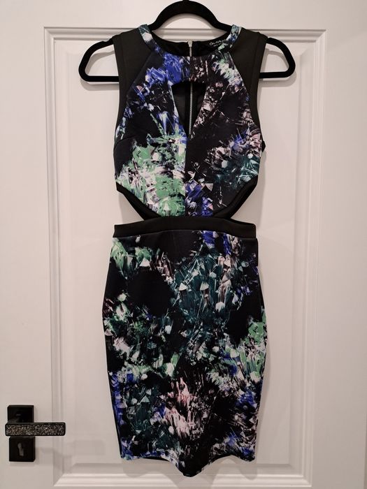 Sukienka z wycięciami