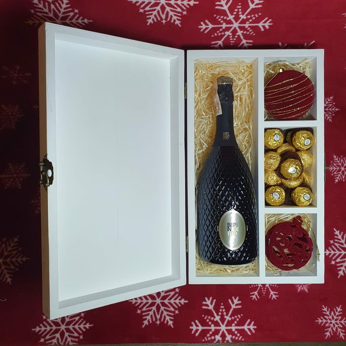 Подарункова коробка до свят