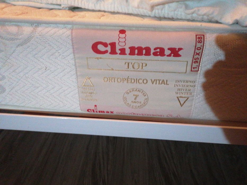 Cama de solteiro branca com colchão