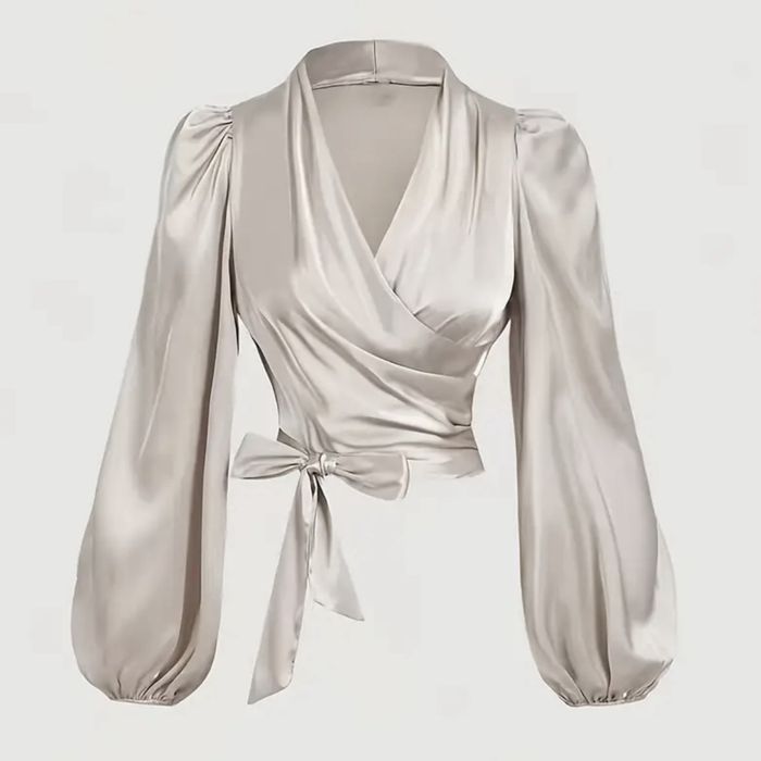 Жіноча блузка на весну/осінь з вирізом,