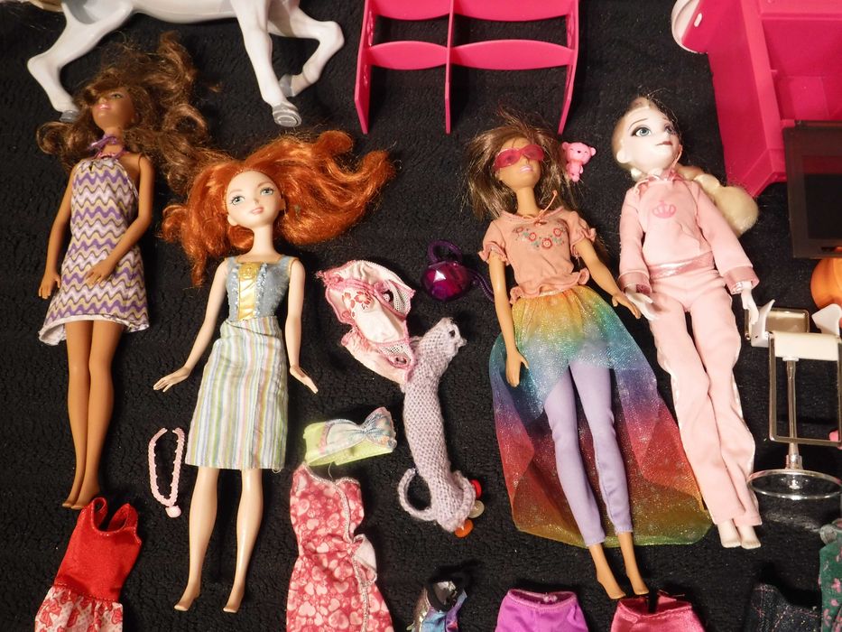 Lalki Barbie z konikiem i kuchnią  < P