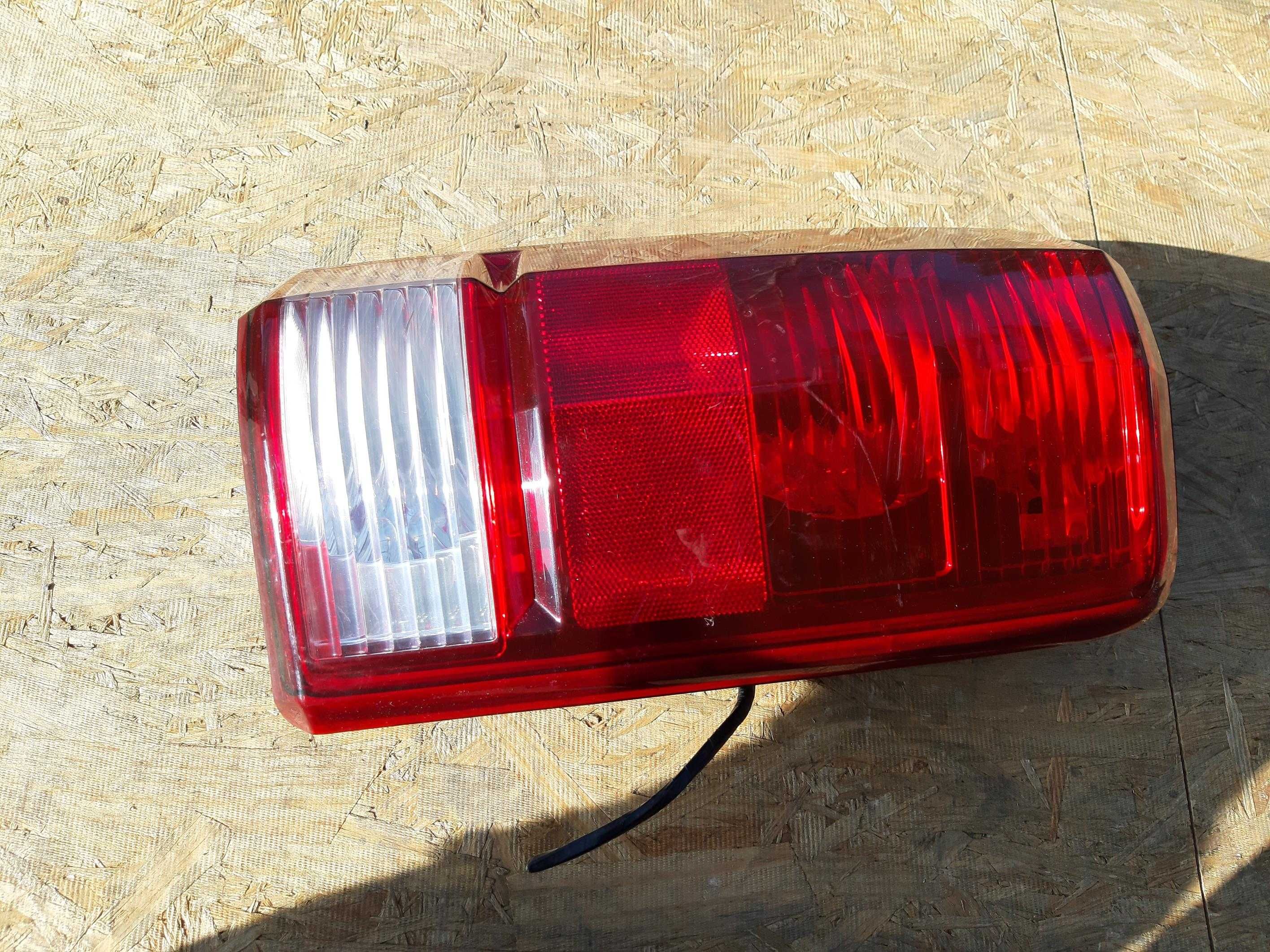 Lampa DODGE NITRO prawa oryginał