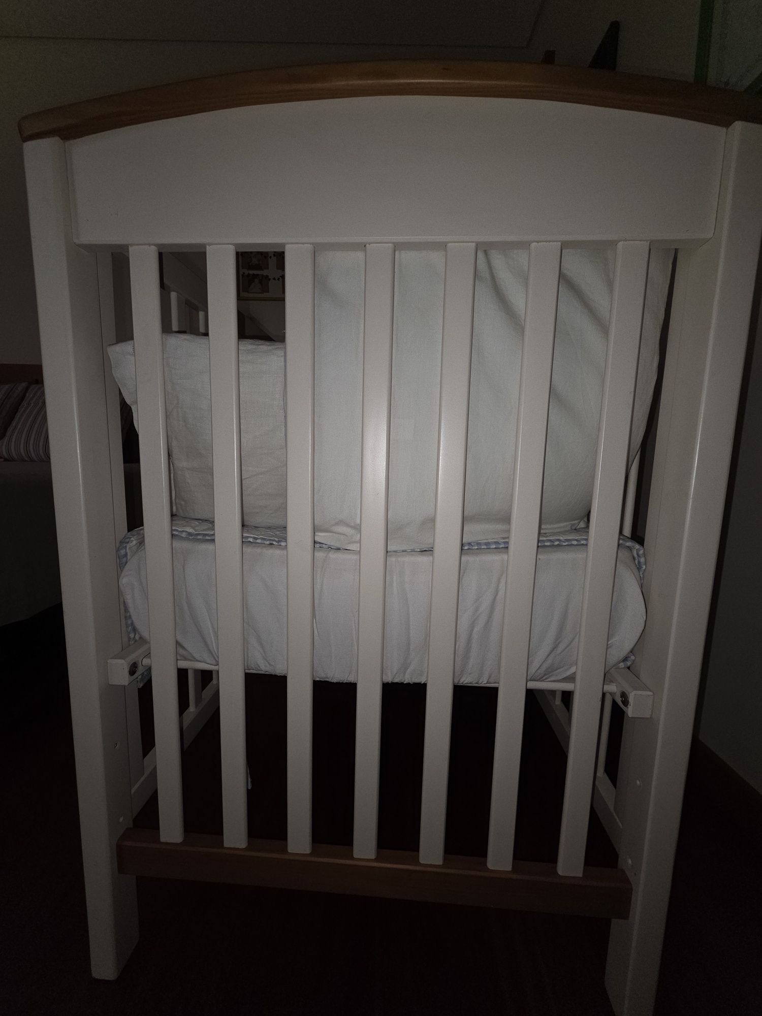 Cama de bebé com colchão
