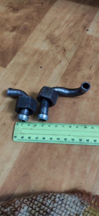 Штуцер крепление к масленому радиатору автомобиля