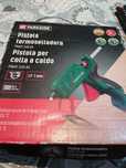 Pistola de cola quente nova e óculos de proteção