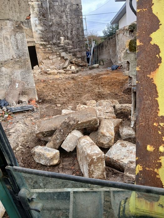 Faço serviços de limpeza e demolições