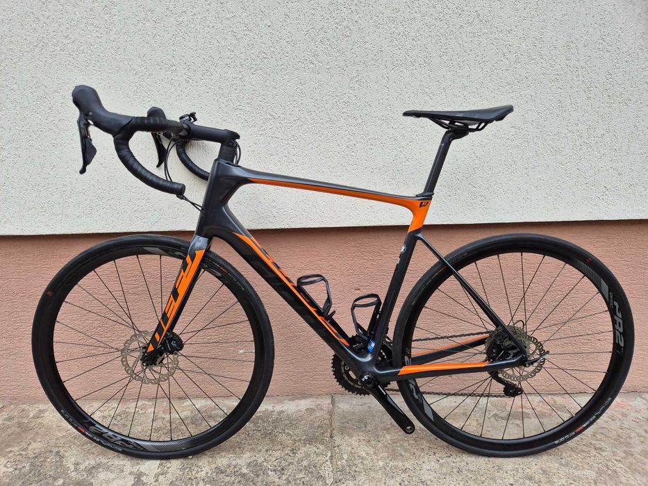 Rower szosowy Giant Defy disc, full carbon