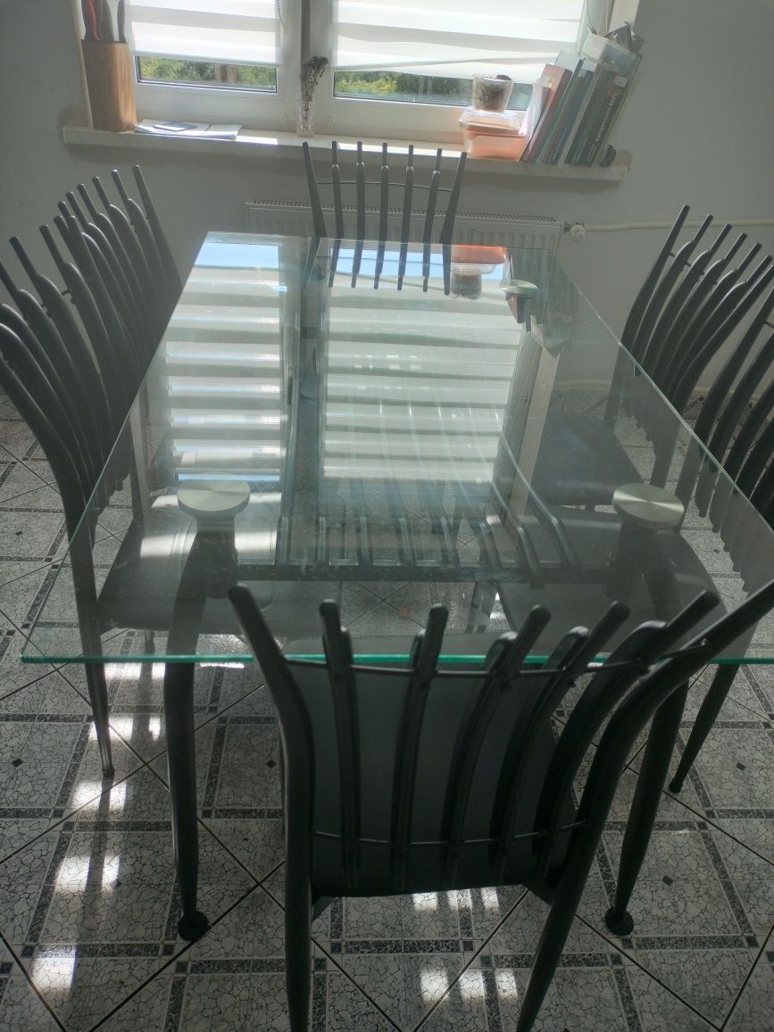 Stół szklany z krzesłami.