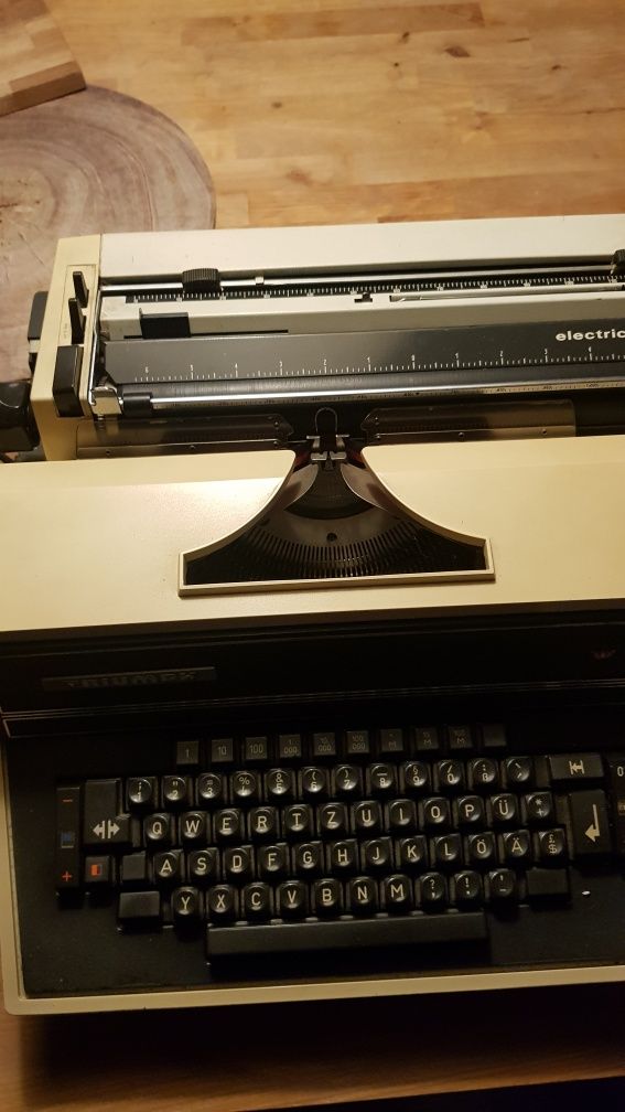 Piękna, elektryczna maszyna do pisania Triumph