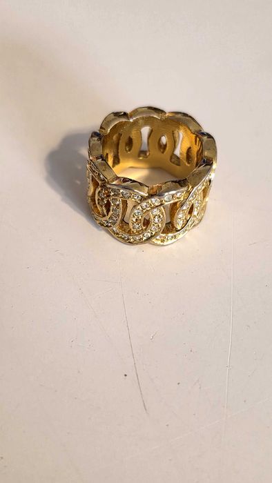 Anel em cor dorado
