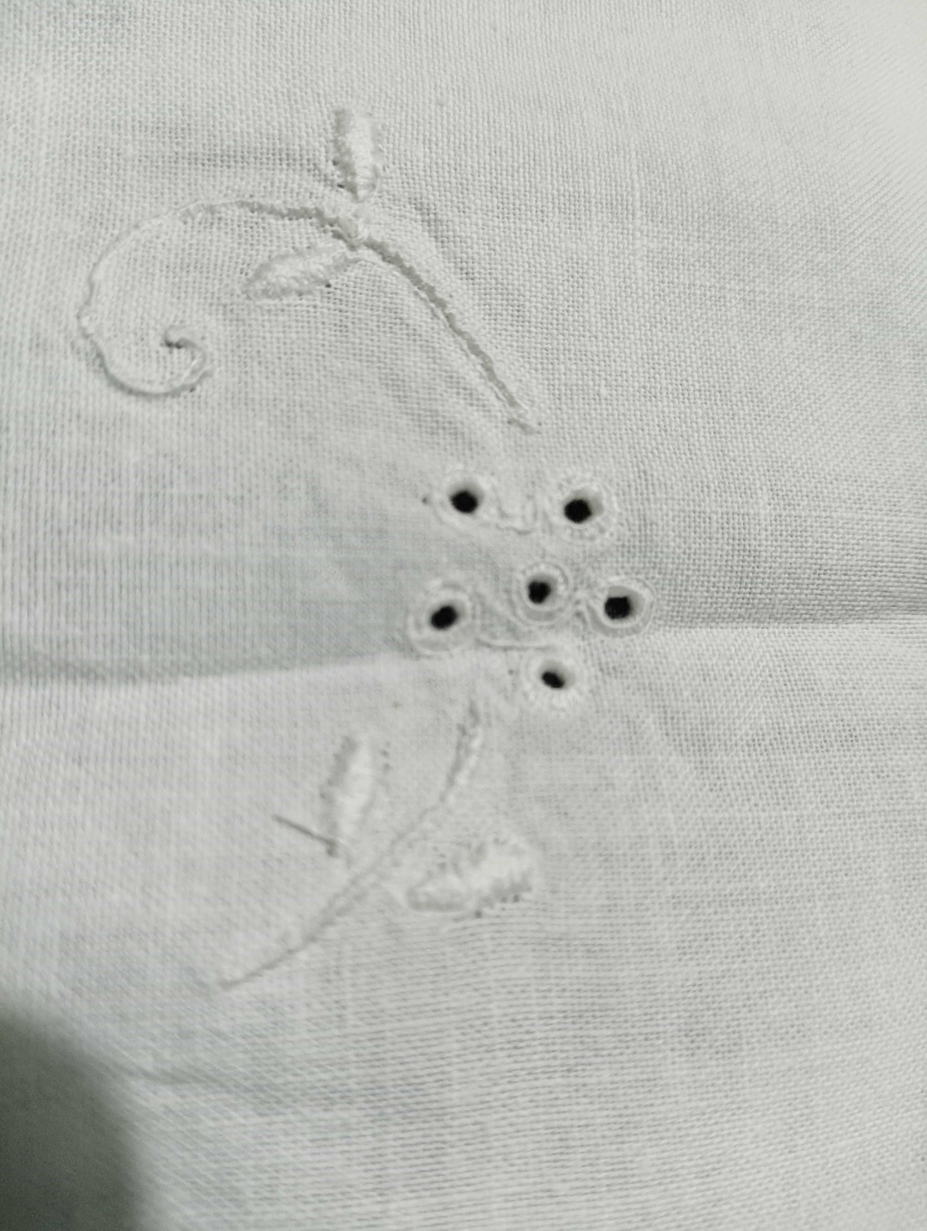 Lençol de cama antigo com renda e bordados