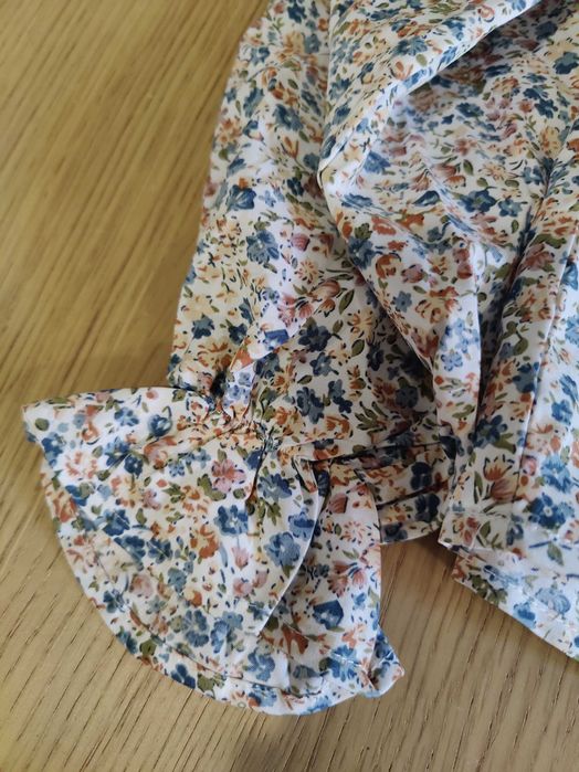 Blusa com padrão florido