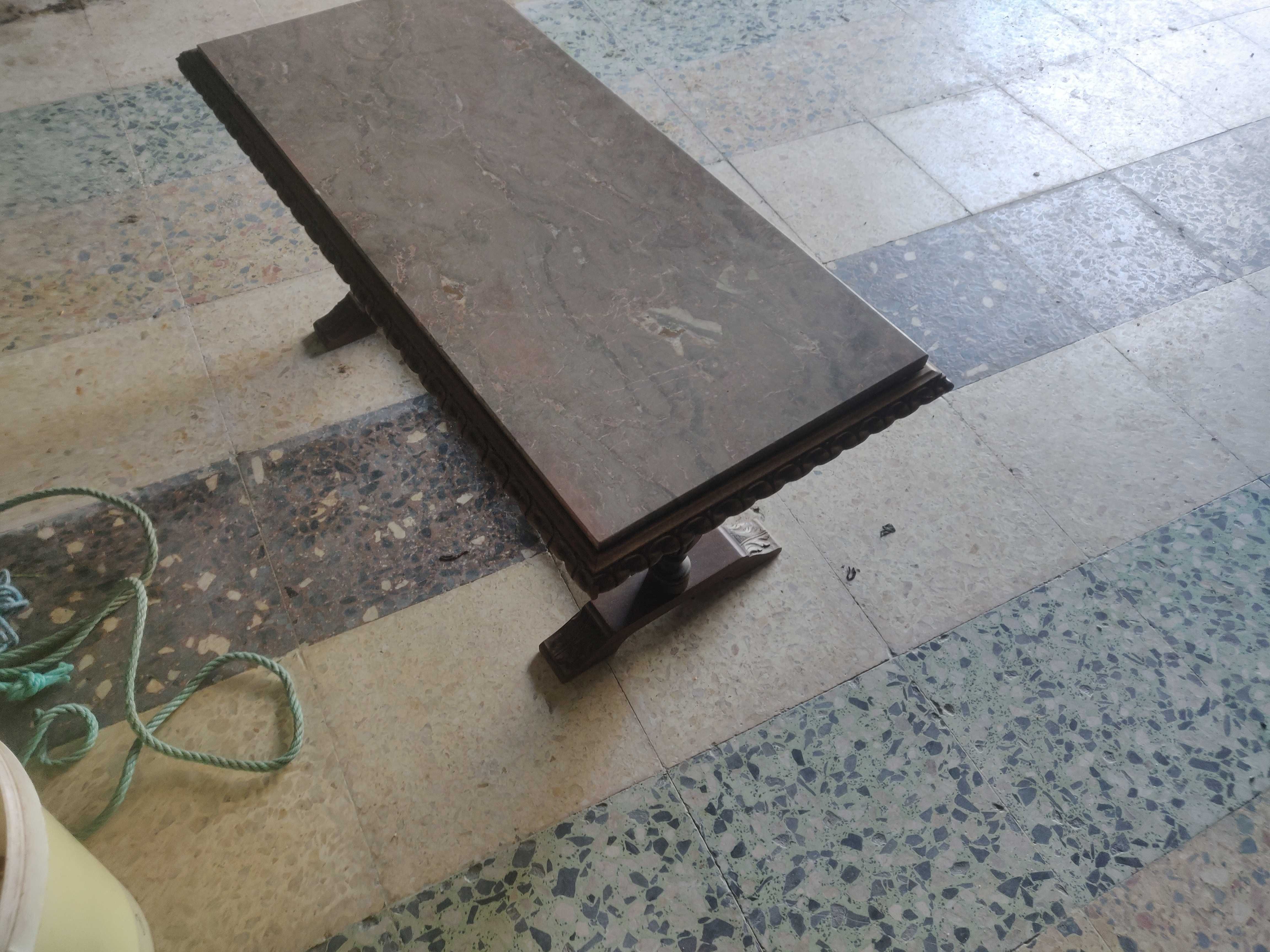 Mesa de madeira com pedra